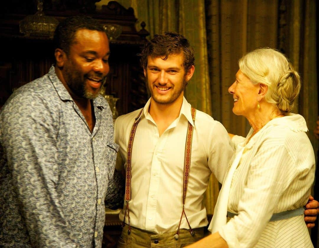 アレックス・ペティファーのインスタグラム：「@leedaniels just sent me this photo, it brought back so many memories. I’m so grateful to have worked with friends whom I love and cherish. To be able to share the screen with #vanessaredgrave  and share moments with many of the cast who were idols to me, @lennykravitz being one of the most beautiful souls I’ve ever had the pleasure to spend time with.  What an experience, so very grateful.  If you haven’t seen @leedaniels new film #theunitedstatesvsbillieholiday check it out on @hulu   #thebutler #filmsnotdead」