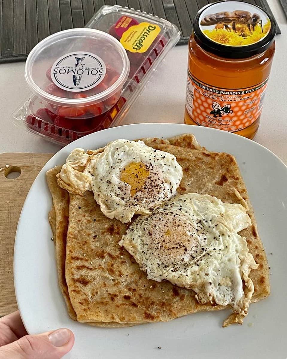 ジョルジュ・サンピエールさんのインスタグラム写真 - (ジョルジュ・サンピエールInstagram)「This morning I’m eating my favorite breakfast, it’s a Moroccan dish called Msemen. I’m eating it with honey and having eggs and berries with it👌 Thanks @coach_nej!」2月21日 2時26分 - georgesstpierre