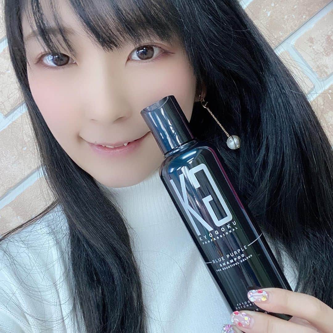 服部彩香のインスタグラム：「キョウゴクさんのムラサキシャンプー🧴 ブルーやムラサキをカラーで入れることが多いのだけど すぐに落ちてしまったり、綺麗な髪色にならなかったり するのでムラシャンでおうちケア✨ . #kgpro #kgカラーシャンプー #ムラシャン #紫シャンプー #ムラサキシャンプー #京極琉 #salonryu #kyogokupro #pr」