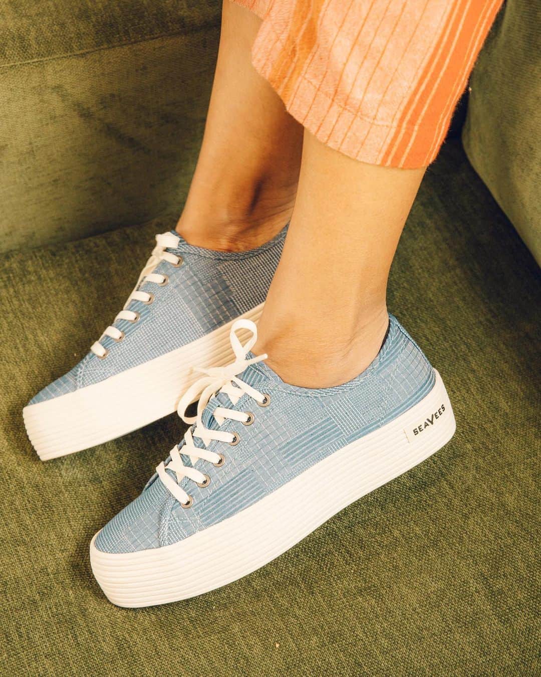 シービーズのインスタグラム：「Introducing the Monterey Platform Indigo Jacquard.  As easy to style as your favorite denim, but better. ✨  #letsgetcasual」