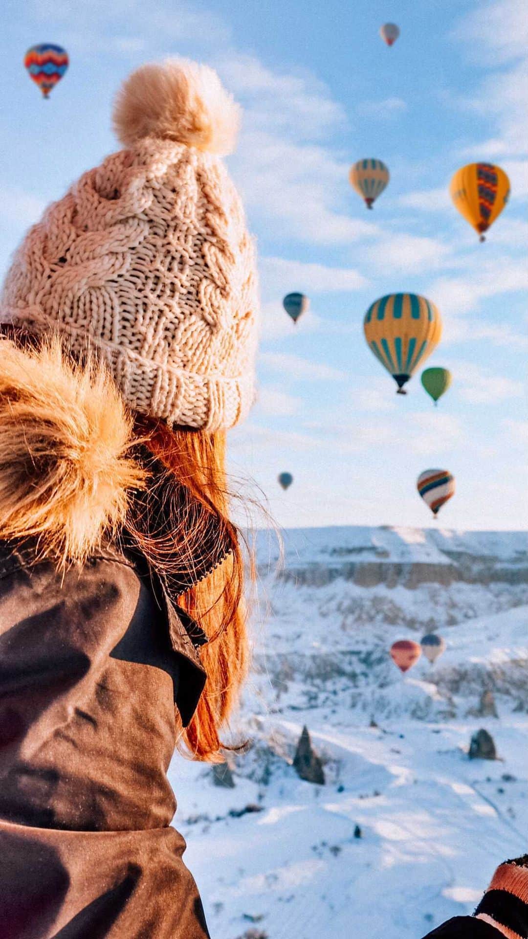 Izkizのインスタグラム：「Hot air balloon flight over the snowy fairy chimneys of Cappadocia in -20 degrees...worth the frostbite though 😃 #Cappadocia #Travel #Turkey」