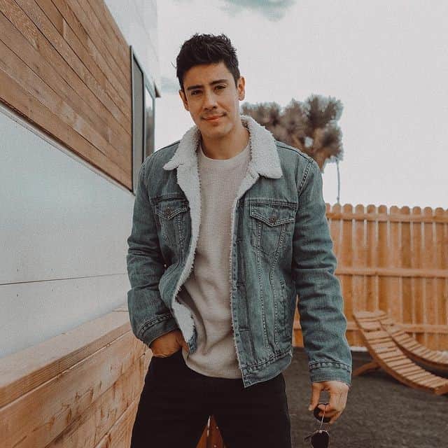 ゲスのインスタグラム：「it's the denim jacket for us 💯 #GUESSMens (📸: @jairwoo)」