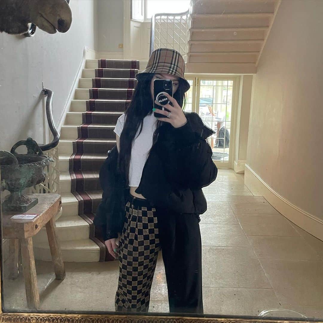 マヤ・ヘンリーのインスタグラム：「Brb 🍗🥖🥬」