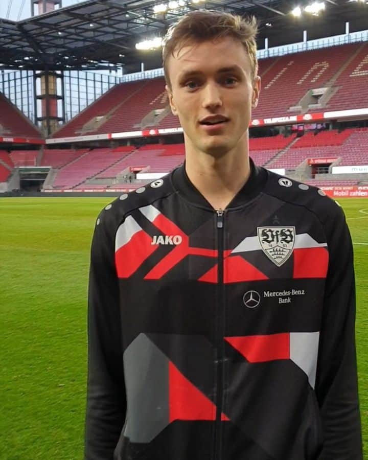 VfBシュトゥットガルトのインスタグラム：「Happy über den AUSWÄRTSSIEG! Schöne Grüße von @sasakalajdzic an alle #VfBler! 😉👋 ---- #KOEVfB 0:1 #vfbstuttgart1893 #vfbstuttgart #auscannstatt #auswärtsspiel #köln #furchtlosundtreu #VfB #VfBInsta」