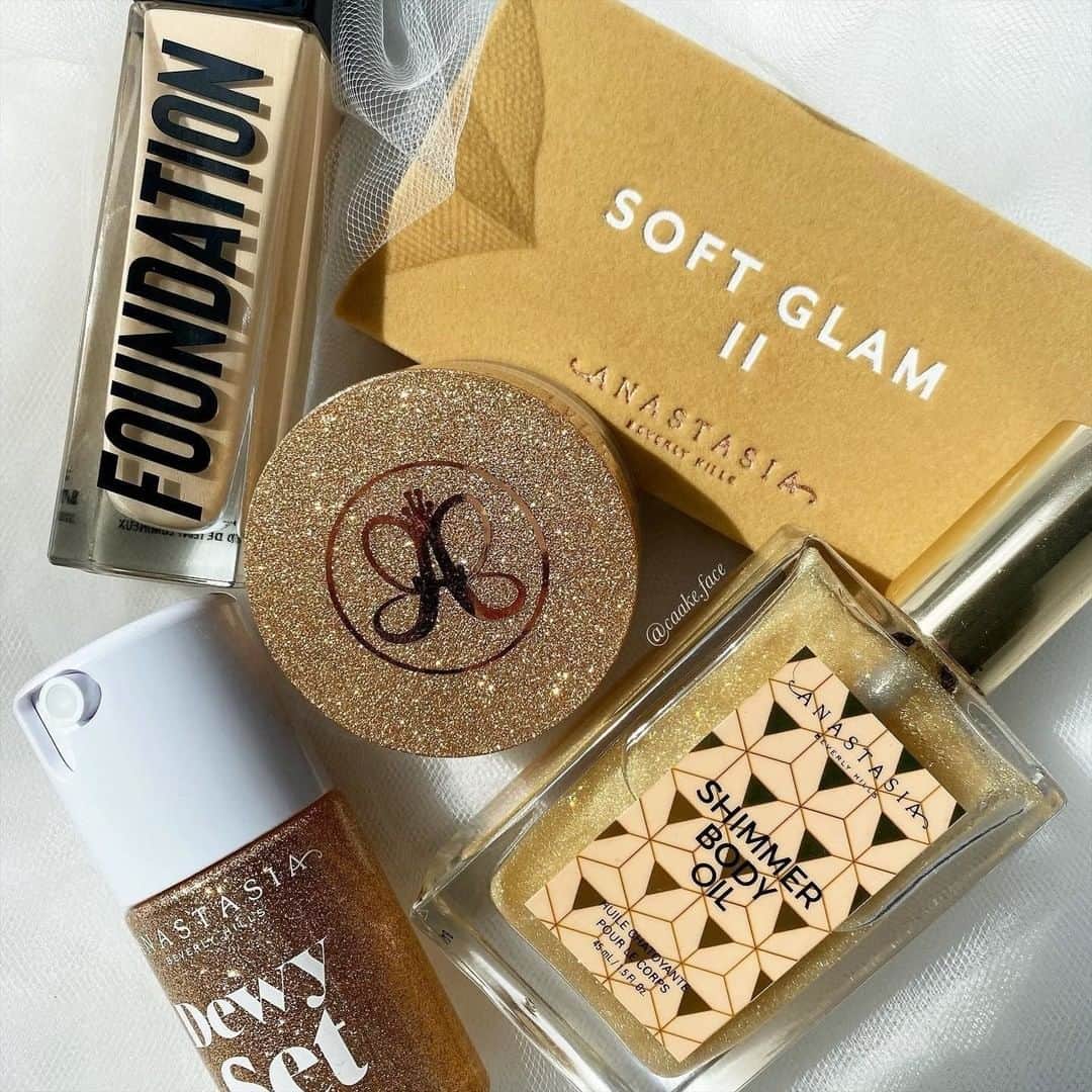 Anastasia Beverly Hillsさんのインスタグラム写真 - (Anastasia Beverly HillsInstagram)「When your essentials get an upgrade. 🌟🌟🌟 This golden, glittering edit of #AnastasiaBeverlyHills goodies isn't just about pretty packaging (though that doesn't hurt) - each is formulated to be top quality and deliver stellar results. Starring: 🌟Luminous Foundation 🌟Soft Glam Eyeshadow Palette 🌟Shimmer Body Oil 🌟Dewy Set Setting Spray 🌟Loose Highlighter. 📸 by @caake.face   #anastasiabeverlyhills #anastasiabrows」2月21日 2時40分 - anastasiabeverlyhills