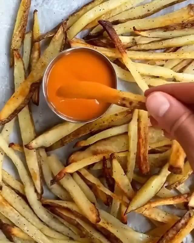 Sharing Healthy Snack Ideasのインスタグラム：「TAG a potato lover!! 😍🤤 Oven baked fries 🍟  . . By @dcfoodporn」