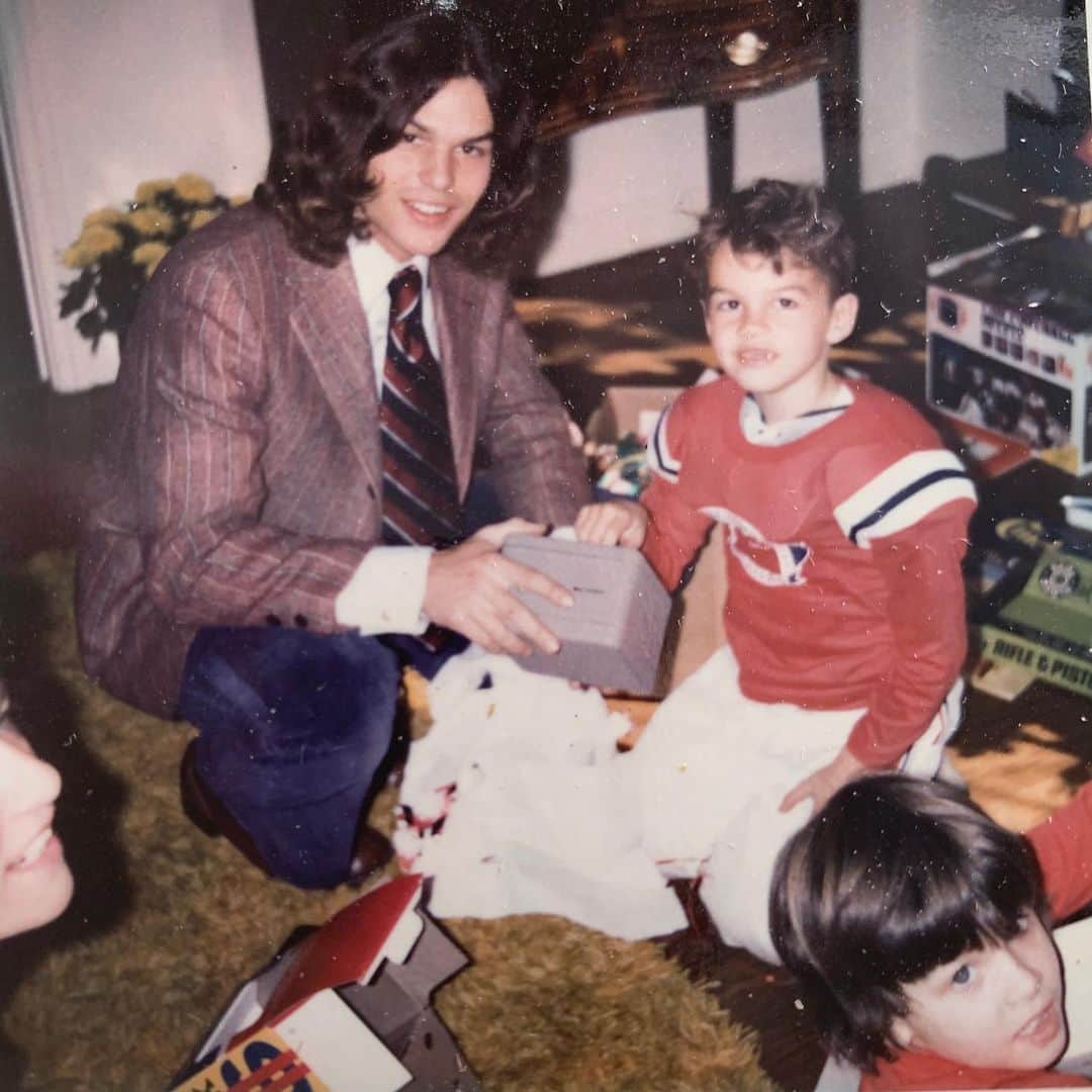 リサ・リナのインスタグラム：「Harry Hamlin 1972 he just said to me “Who says I don’t know fashion “」