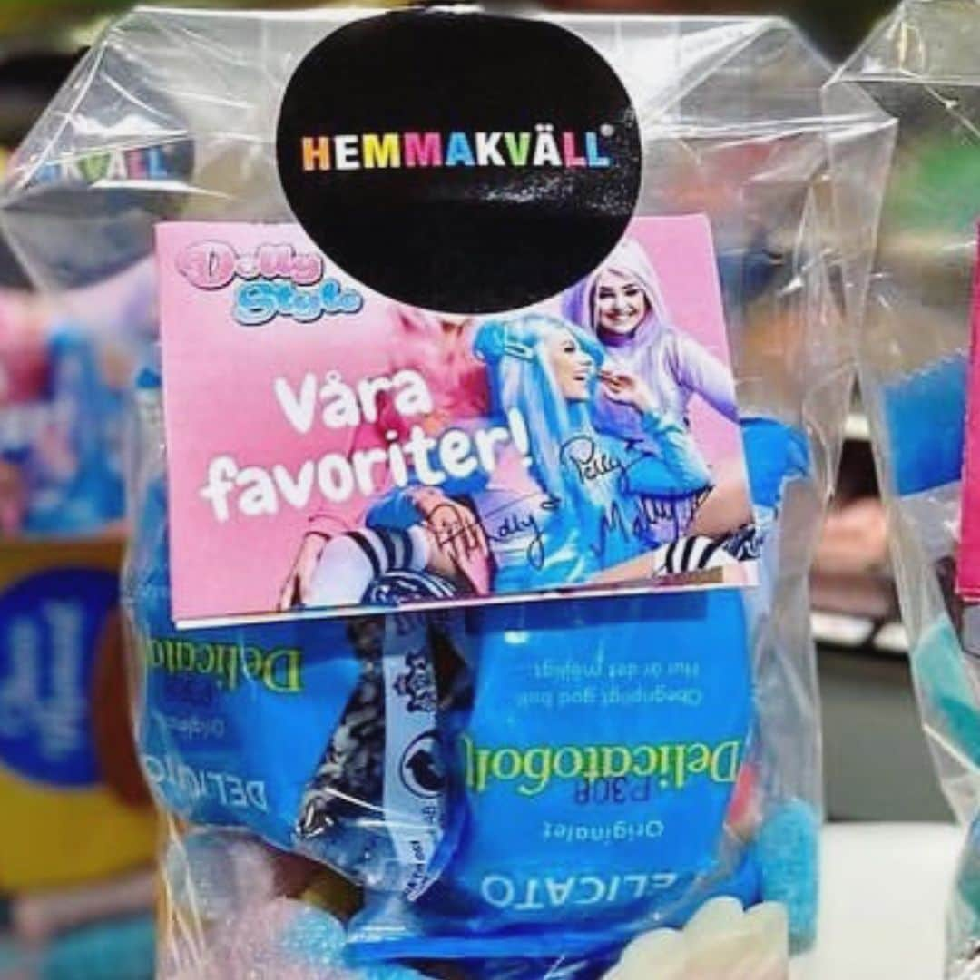 ドリー・スタイルさんのインスタグラム写真 - (ドリー・スタイルInstagram)「Har ni köpt vår godismix hos @hemmakvall_sverige till mello ikväll???😏🥳 Eller käkar ni något annat gott denna härliga lördag?😍💗💙💜  [ Our candymix at @hemmakvall_sverige😍🥳 Perfect while watching Melodifestivalen tonight 😍 💗💙💜 ] #dollystyle #melfest」2月21日 2時46分 - dollystyle