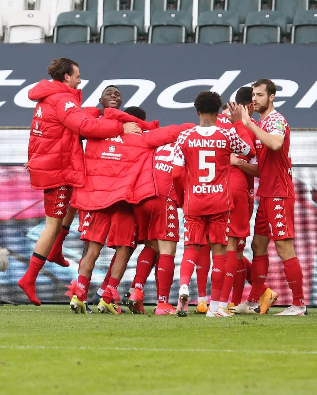 1.FSVマインツ05さんのインスタグラム写真 - (1.FSVマインツ05Instagram)「🔴Schritt für Schritt! ⚪️ Was ein geiler Sieg heute! 🤩  #mainz05 #bmgm05 #team」2月21日 2時48分 - 1fsvmainz05