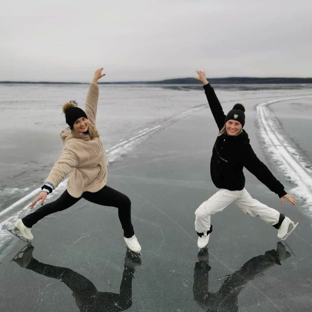 ヴィクトリア・ヘルゲソンのインスタグラム：「Skridskor på sjön 👌🏼😍🥰」