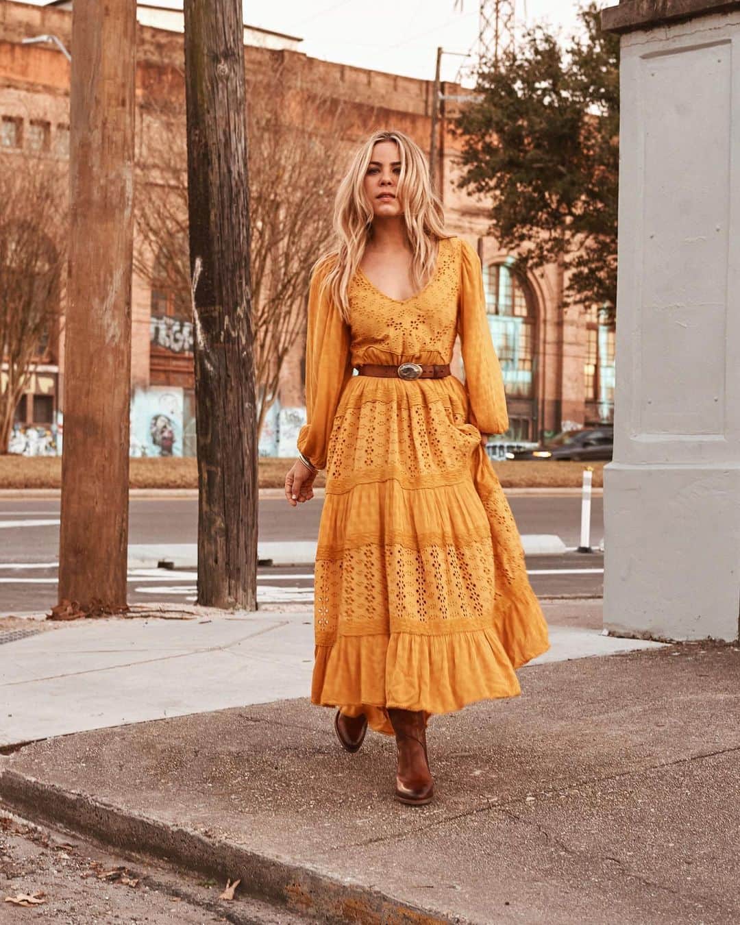 フライのインスタグラム：「A @maggiekoerner must-have from our Spring 2021 collection: Mustang Seam Short. #InMyFRYE」