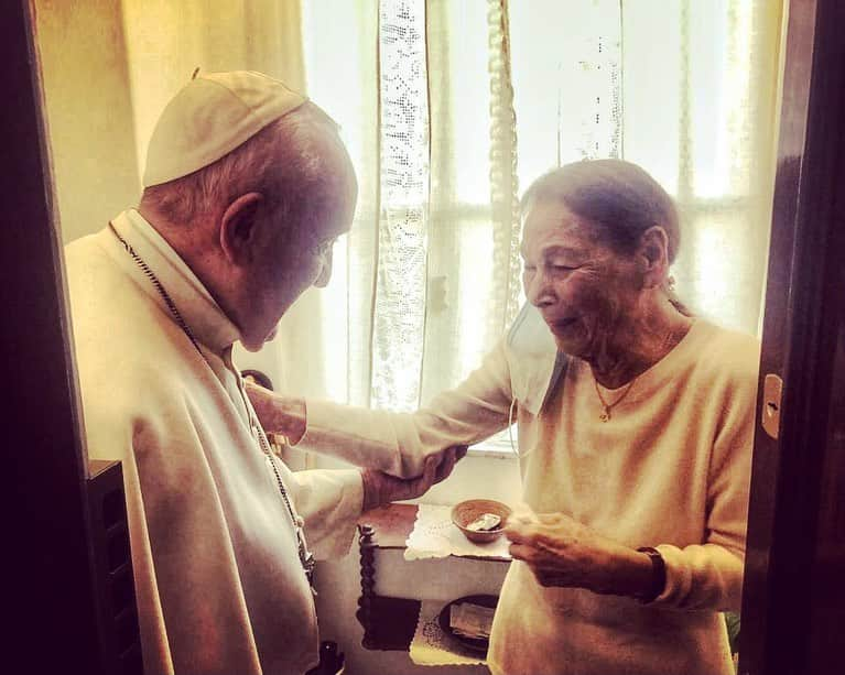 フランシスコ（ローマ教皇）さんのインスタグラム写真 - (フランシスコ（ローマ教皇）Instagram)「EN: Visit to Edith Bruck, poet and holocaust survivor, at her home in Rome. I have come here to thank you for your testimony and to pay homage to the people martyred by the insanity of Nazi populism. And with sincerity I repeat to you the words that I spoke from my heart at Yad Vashem and that I repeat before every person who, like you, has suffered so much because of this: [I ask] forgiveness, O Lord, in the name of humanity. PT: Visita a senhora Edith Bruck, poetisa e sobrevivente do Holocausto, em sua casa em Roma. Vim aqui para agradecer-lhe pelo seu testemunho e para homenagear o povo mártir da loucura do populismo nazista. E, com sinceridade, repito à senhora as palavras que pronunciei do coração no Yad Vashem e que repito a cada pessoa que, como a senhora, sofreu muito por causa disto: ‘Perdão, Senhor, em nome da humanidade!’ ES: Visita a la señora Edith Bruck, poetisa superviviente al Holocausto, en su casa de Roma. He ido a visitarla para agradecerle su testimonio y para rendir homenaje al pueblo mártir víctima de la locura del populismo nazi. Y con sinceridad he repetido las palabras que pronuncié de corazón en Yad Vashem y que digo ante cada persona que, como ella, ha sufrido mucho por esta causa: perdón, Señor, en nombre de la humanidad. IT: Visita a la signora Edith Bruck, poetessa sopravvissuta alla Shoa, nella sua casa di Roma. Sono andato a visitarla per ringraziarla per la sua testimonianza e per rendere omaggio al popolo martire della pazzia del populismo nazista. E con sincerità le ho ripetuto le parole che ho pronunciato dal cuore allo Yad Vashem e che ripeto davanti a ogni persona che ha sofferto tanto a causa di questo: perdono, Signore, a nome dell’umanità.」2月21日 3時05分 - franciscus