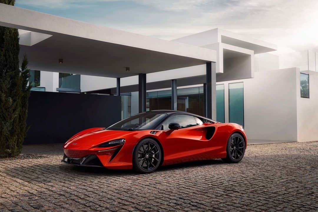 McLaren Automotiveのインスタグラム：「At the heart of the McLaren Artura is our all-new, 2,993cc twin-turbocharged V6 petrol engine. ​  Delivering 585PS of the Artura's total 680PS power output, it is at the very core of the cars' performance.   Throttle response, thanks to the hybrid drive system, is razor sharp, while the thrilling engine note the engine generates is uniquely McLaren​  ​ #McLarenArtura​」