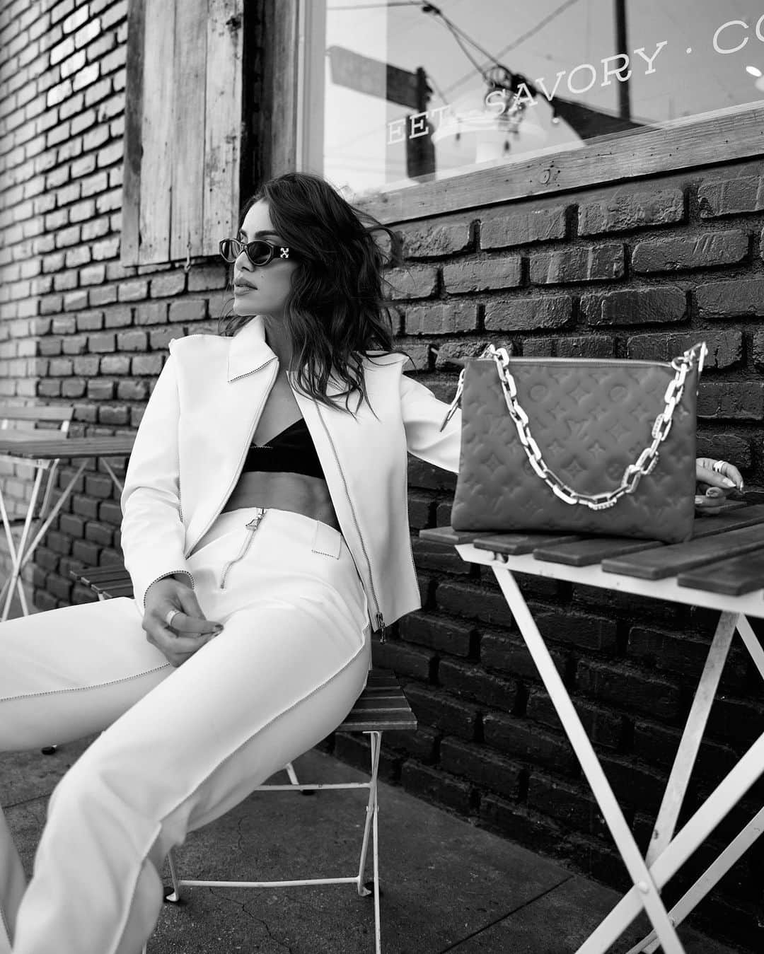 Camila Coelhoのインスタグラム：「Black & White or Color?🖤🤍 ———- Preto e Branco ou cor? #ootd」