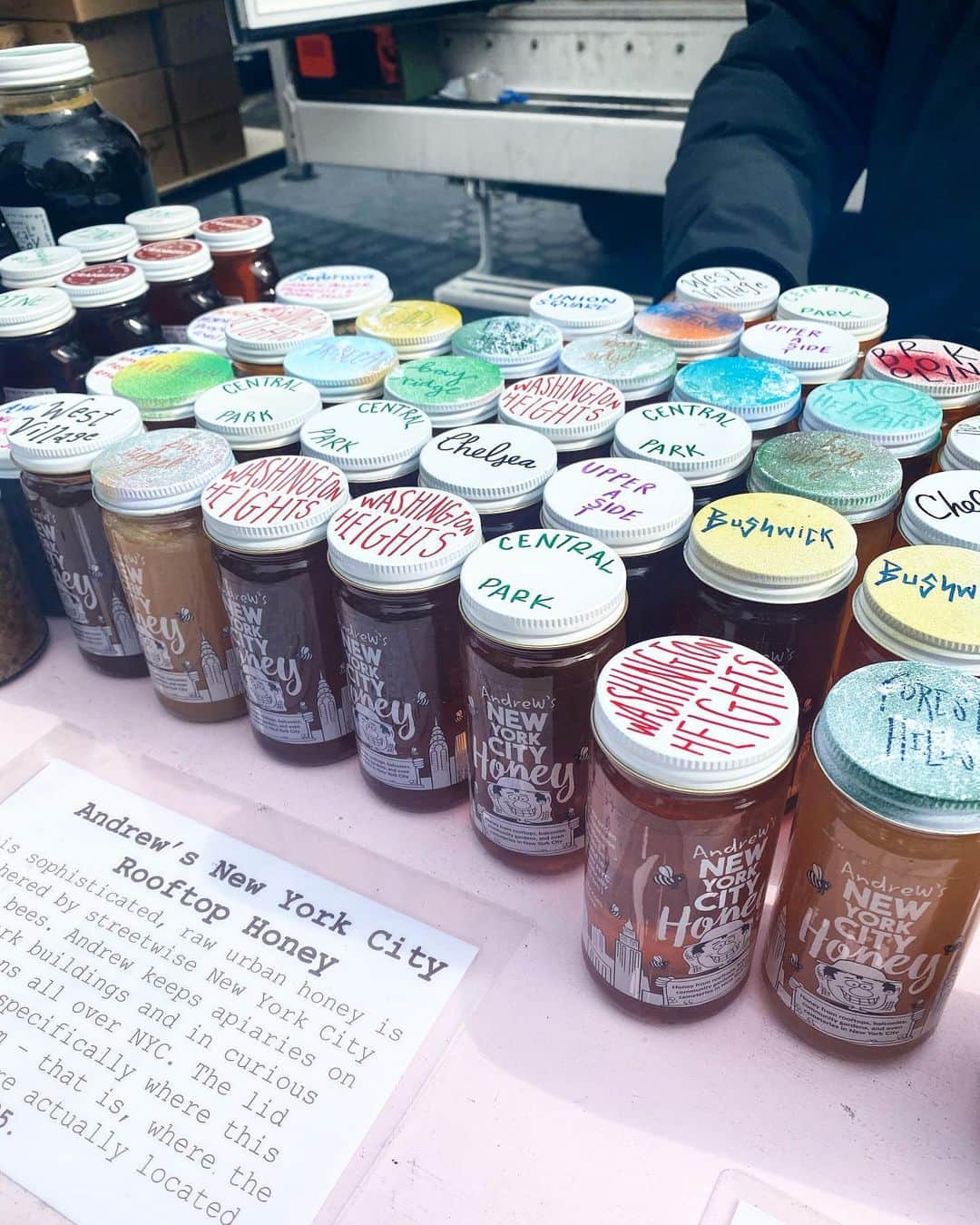 稲木ジョージのインスタグラム：「Cute branding! 🐝🍯 #SupportSmallBusiness @andrewshoney」
