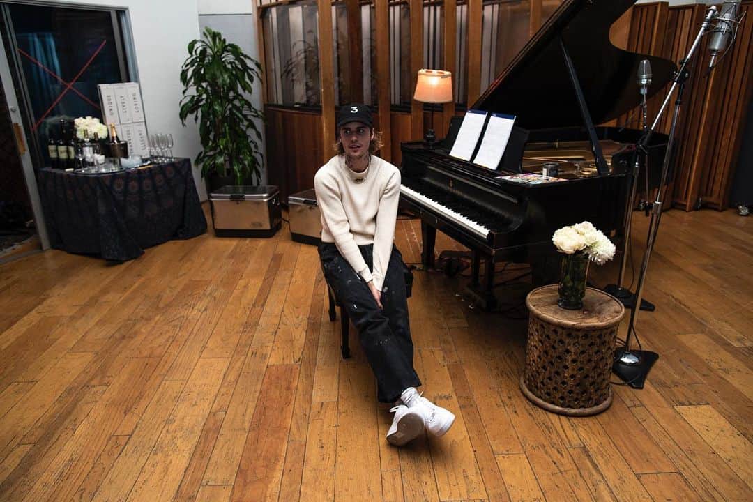 ジャスティン・ビーバーのインスタグラム：「Last night was the best night of my life with my favorite people on the planet. Thank you for enabling me to live out my dreams. Everyone who has supported me and does support me thank you i love you.」