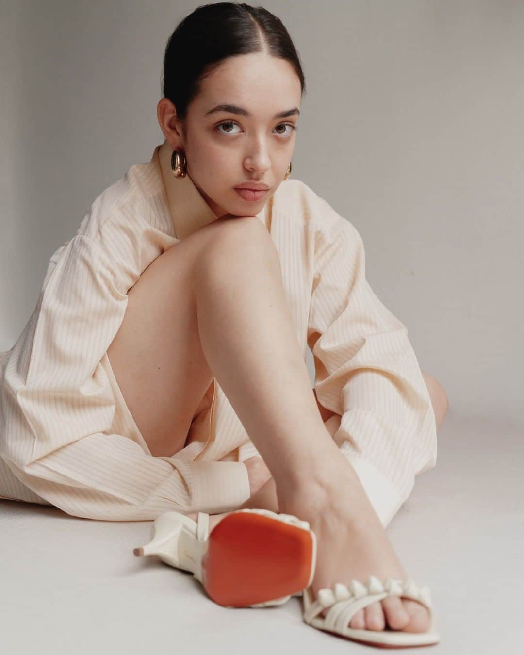 サントーニのインスタグラム：「Meet #Galleria01, the capsule collection designed by Andrea Renieri (@wunderkammer79) for Spring/Summer 2021. This beautiful sandal enveloping the foot with elegance might become your new go-to shoe for next season!   Available now in boutiques and on santoni.com #Staytuned to discover the full collection.  #Santoni #SantoniSS21」