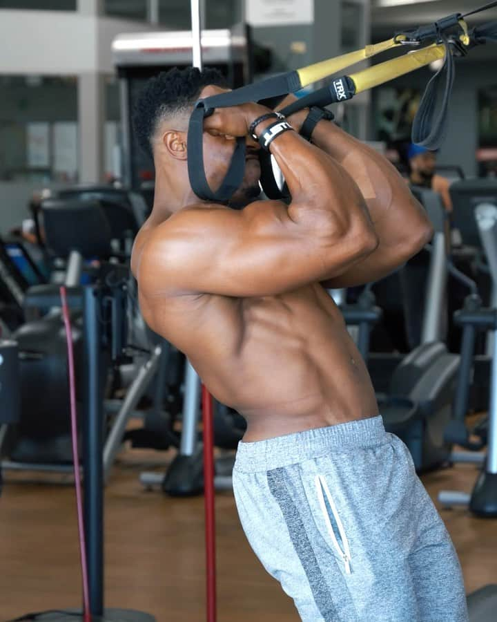 Simeon Pandaのインスタグラム：「Add the TRX Bicep Curl to your arms routine 💪🏾💥 Tag & save for later! Make sure you squeeze at the top 👌🏾 Great way to mix things up.  👉You can download my training programs at simeonpanda.com  🏠 I want to help you train AT HOME!  Visit my YouTube Channel:  YouTube.com/simeonpanda Plenty of FREE home routines 👊🏾  💊 Follow @innosupps ⚡️ for all the supplements I use 👌⁣⁣⁣⁣  #simeonpanda #TRX #TRXBicepCurl #bicep #bicepscurl」