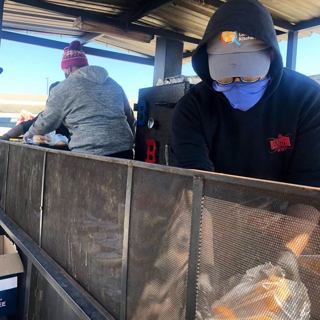 アリミ・バラードのインスタグラム：「#Repost w/ @WcKitchen   People of HOUSTON! The @WCKitchen team is out again today with our partners serving meals...Come by Summerwood Kroger—14221 E Sam Houston Pkwy N—at 12pm for delicious @burnsoriginalbb BBQ! Also 12pm at Fountain Life Center—14083 Main St.— with @TRAEABN tha Truth! #ChefsForTexas」