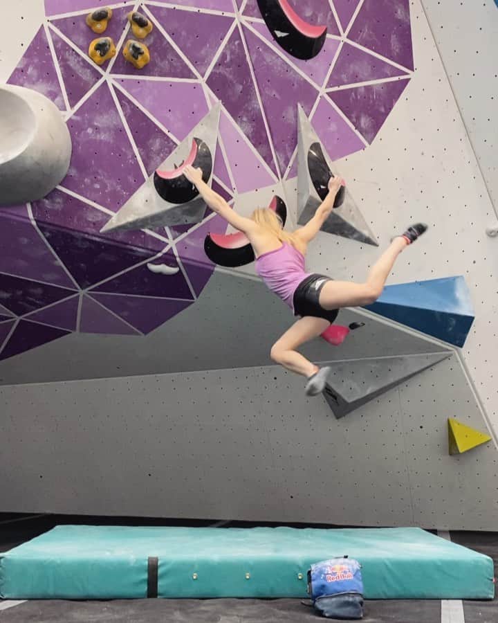 シャウナ・コックジーのインスタグラム：「Last day of camp, last boulder, last go. Totally out of beans for the last move. 😂 Of course I went for the ‘one more last go’ and that sure confirmed that it was time to stop climbing 😝 swipe to see.   This camp has been epic. Honestly can’t thank everyone involved enough! Feeling deeply grateful and truly privileged!  Time rest up and grow some skin and the get back to training with all this psyche and motivation!」