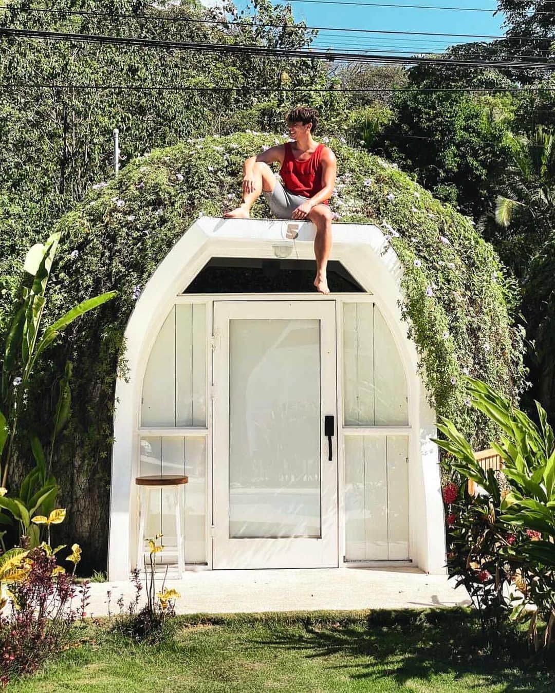 Crazy Roomsのインスタグラム：「How amazing is @igloobeachlodge in Costa Rica 😍 Our friends @_ddsquad had the pleasure of staying at 🙌 #costarica #igloobeachlodge」