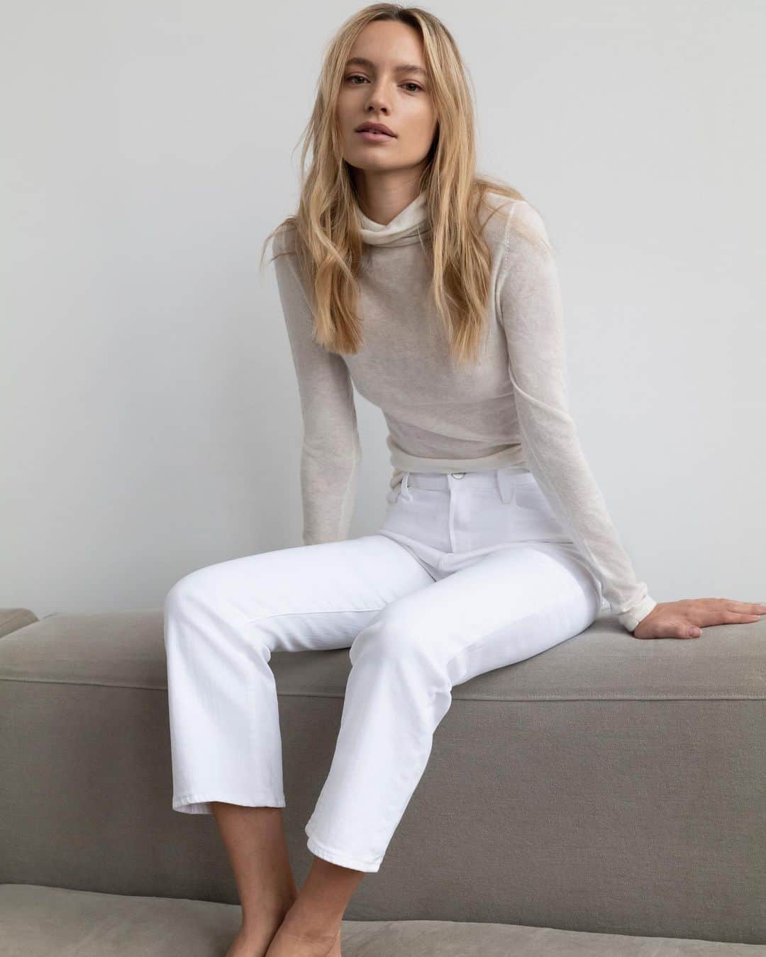 Jブランドのインスタグラム：「Ready for a white denim refresh? Stock up now with our 50% off site-wide sale happening now.」
