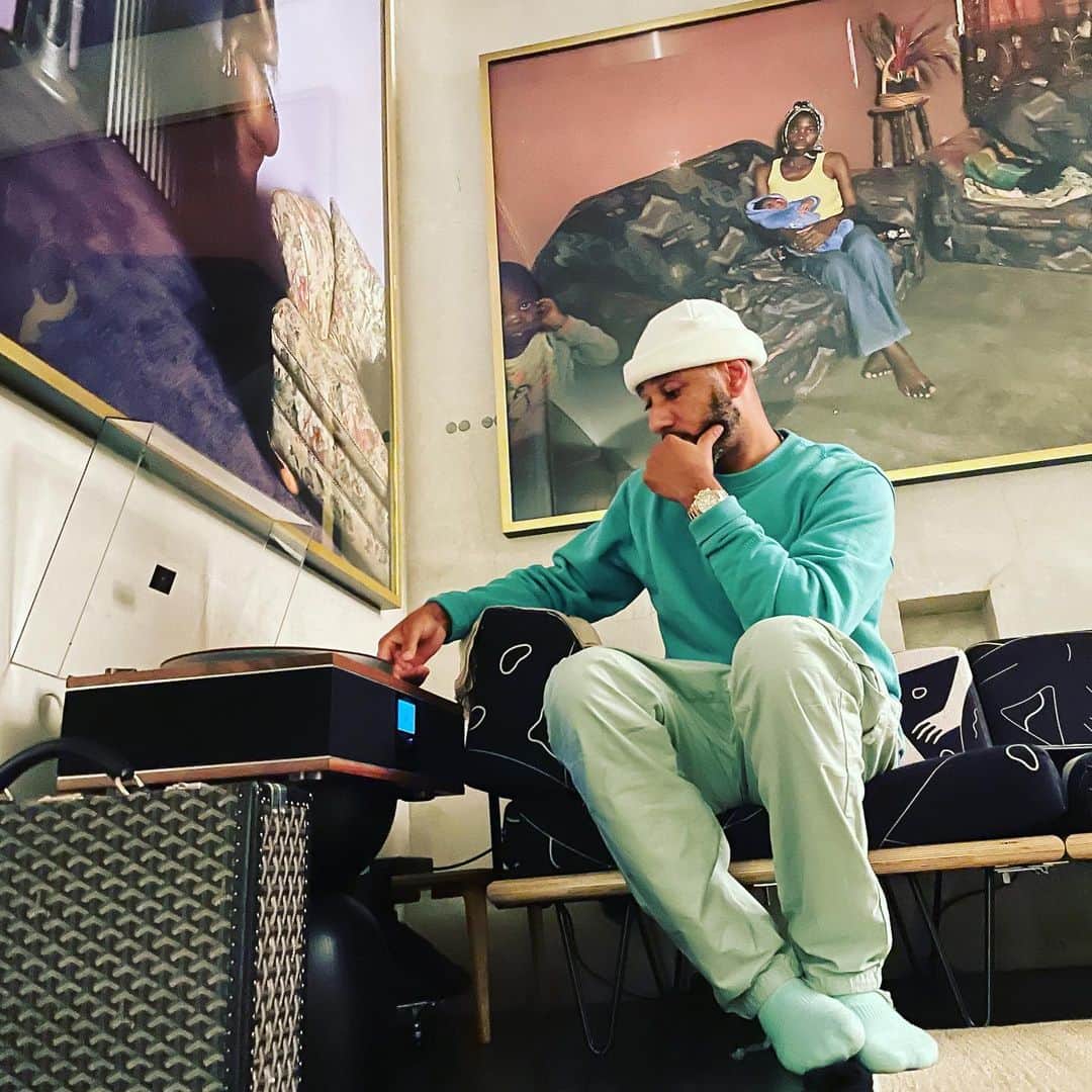 スウィズ・ビーツのインスタグラム：「It’s a good day to let some records play 🙌🏽 #deanalawson ..... Blessings to everyone ......」
