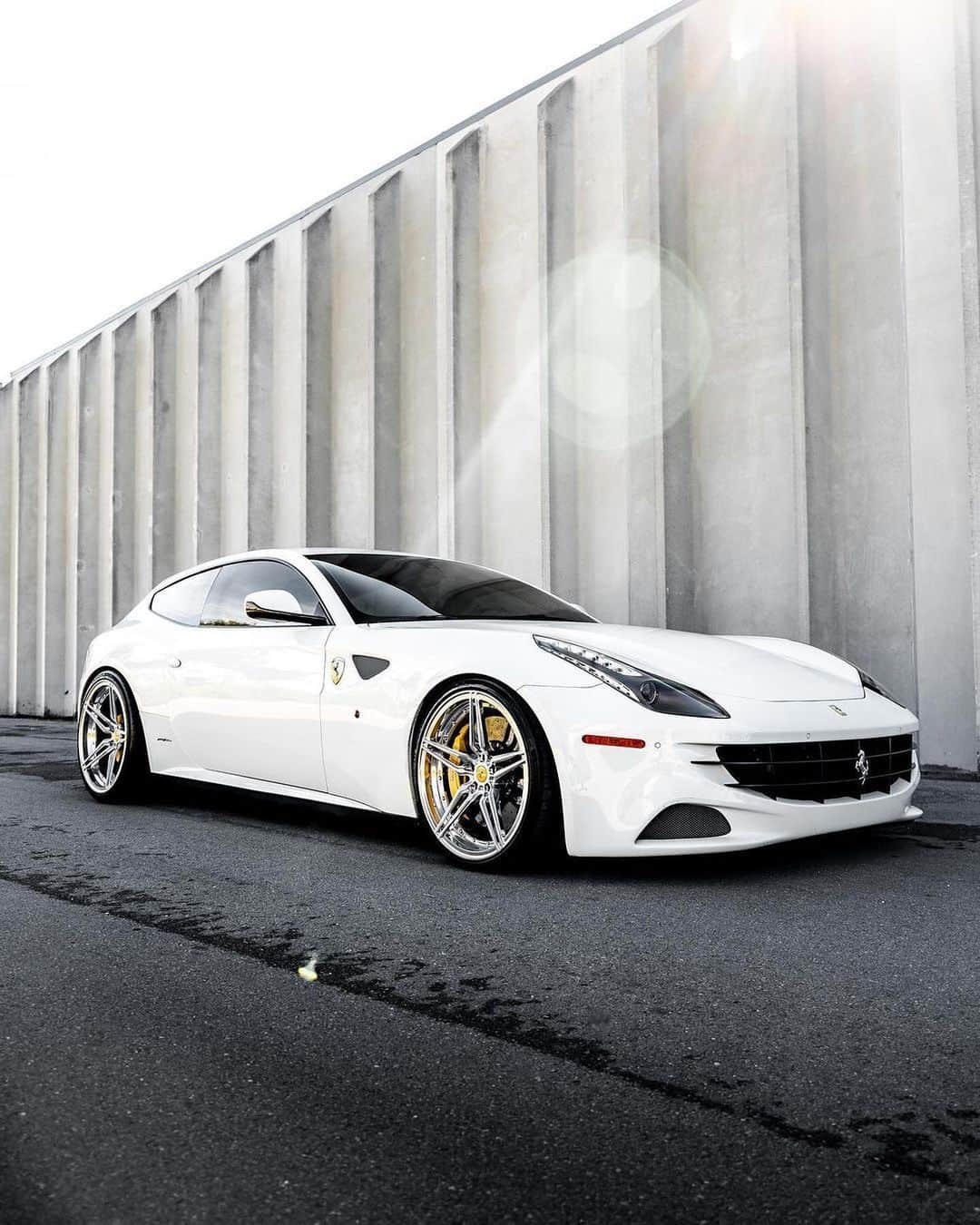 CARLiFESTYLEさんのインスタグラム写真 - (CARLiFESTYLEInstagram)「Ferrari FF sitting on @velosdesignwerks wheels. #carlifestyle Photo @tjs_cam Owner @_huntershaw_ #FF」2月21日 3時35分 - carlifestyle