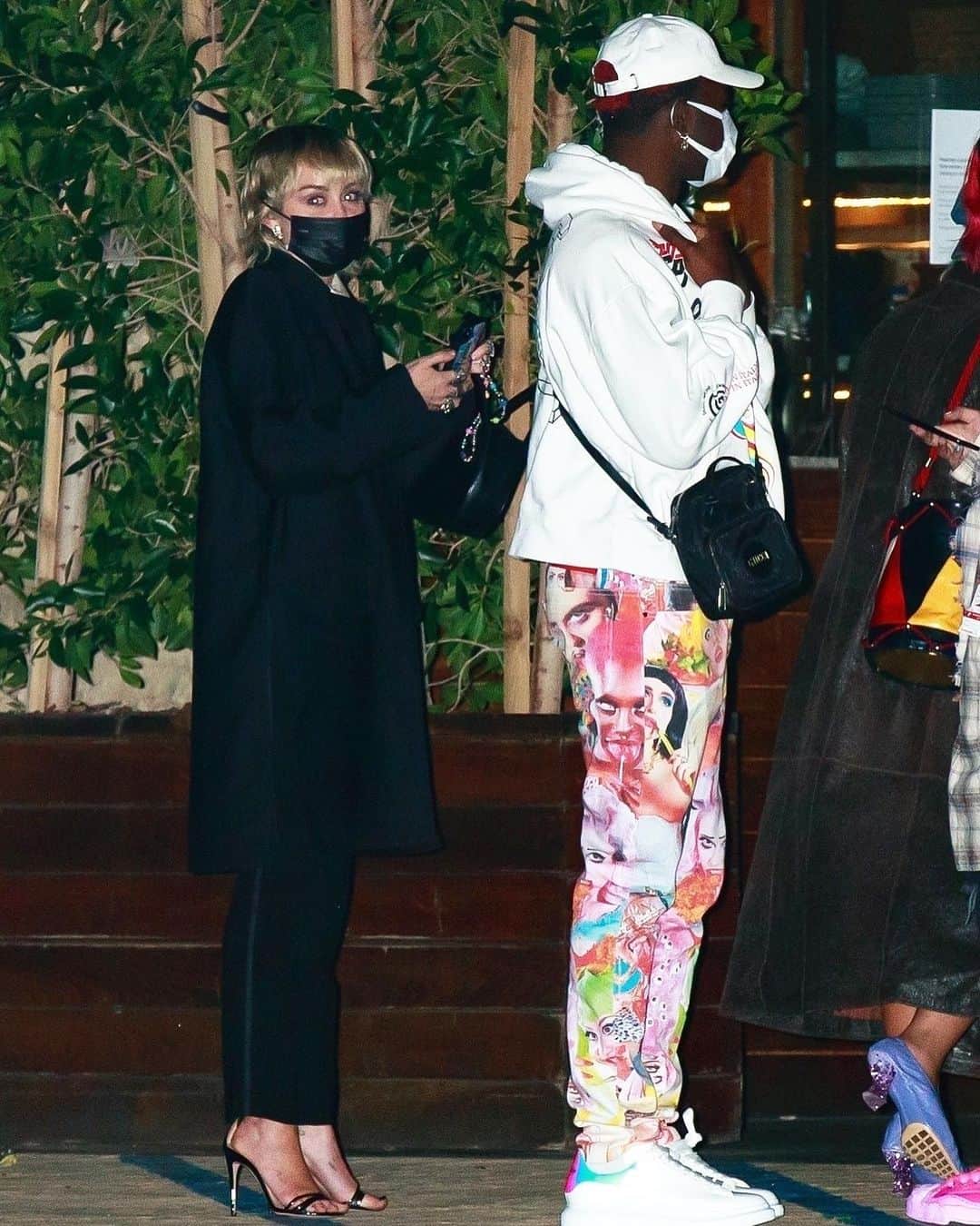 Just Jaredさんのインスタグラム写真 - (Just JaredInstagram)「@mileycyrus and @lilnasx were spotted out for dinner with friends on Friday night in Malibu! #MileyCyrus #LilNasX Photos: Backgrid」2月21日 3時36分 - justjared