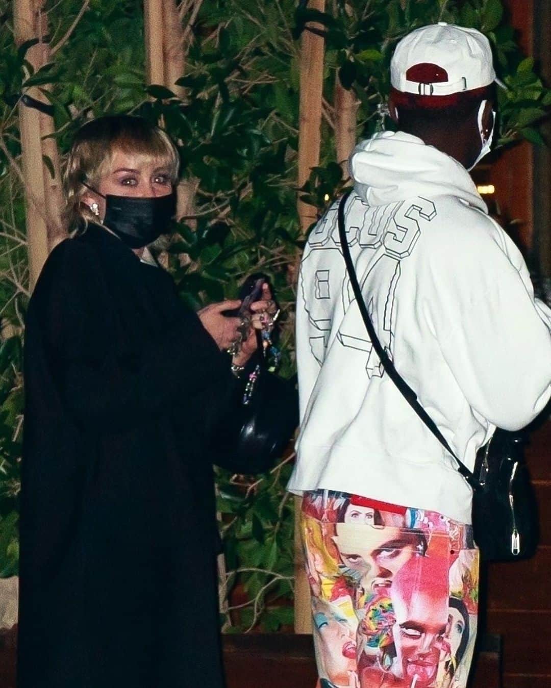 Just Jaredさんのインスタグラム写真 - (Just JaredInstagram)「@mileycyrus and @lilnasx were spotted out for dinner with friends on Friday night in Malibu! #MileyCyrus #LilNasX Photos: Backgrid」2月21日 3時36分 - justjared