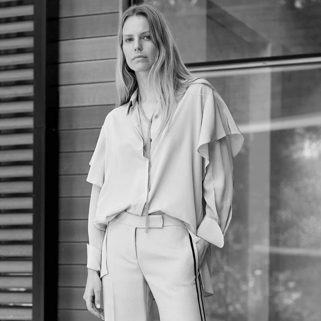 アマンダ ウェイクリーのインスタグラム：「A silk shirt is a Wakeley wardrobe staple… it has been one of my style essentials since I founded the business over 30years ago. There is nothing more versatile or timeless than an exquisitely cut shirt in a noble fibre… The right silk shirt can instantly luxe up your favourite denims and can be the perfect combo with a beautifully tailored pant. It is the key to feeling both instantly polished and effortlessly cool.   Photographer @janlehner Styling @cathykasterine Hair @neilmoodie Make up @zoetaylormakeup」