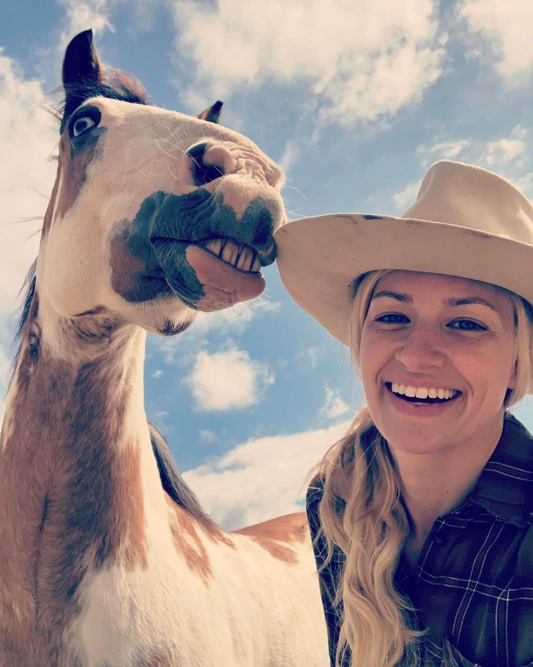 ベス・ベアーズのインスタグラム：「👩🏼‍🌾🐴💛」