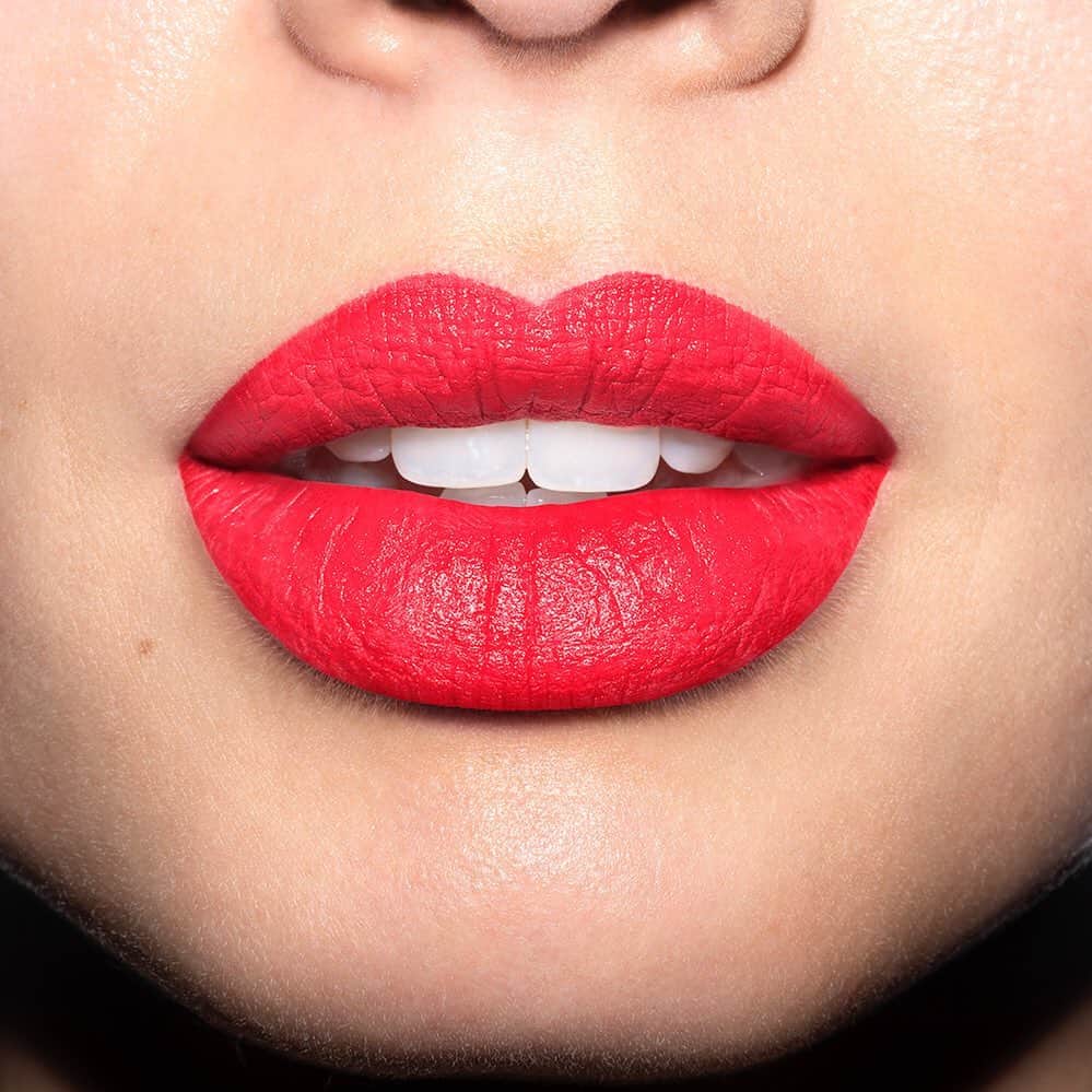 Revlonのインスタグラム：「A classic red lip never goes out of style 🚨  Featured: #SuperLustrous The Luscious Mattes Lipstick in On Fire (007)」