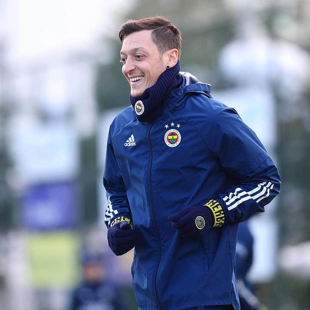 メスト・エジルのインスタグラム：「Harika bir antrenman haftasını geride bıraktık 🔵🟡 Takım hazır! 💪🏼⚽ Good training week ✅ 🔜 #FBvGOZ #YaFenerYa @fenerbahce」