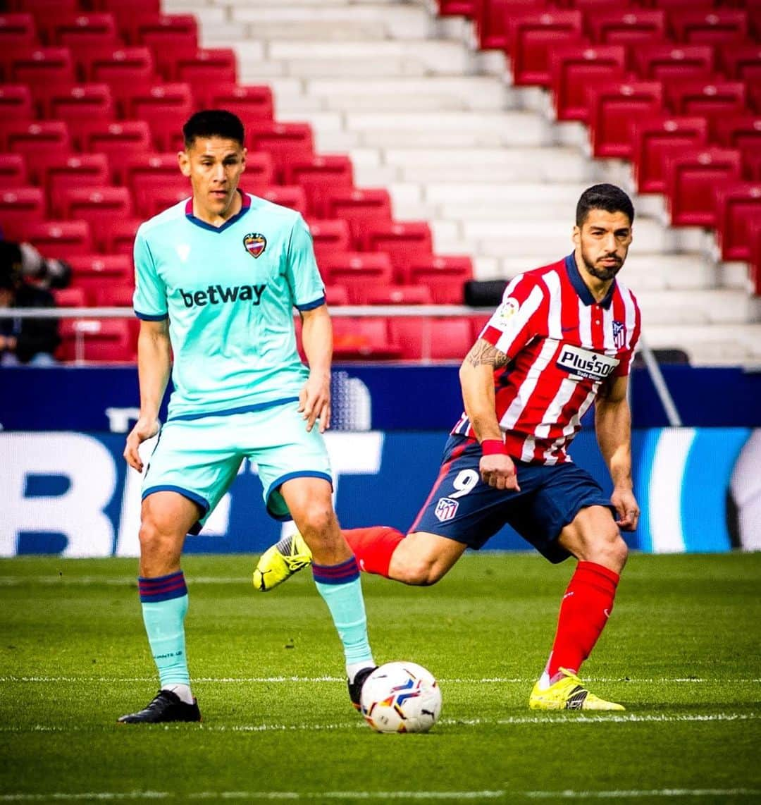 オスカル・デュアルテのインスタグラム：「Partidazo de todo el equipo 🍍💪  ➕3️⃣  ¡Este es el camino! 🐸 #OrgullGranota @levanteud」