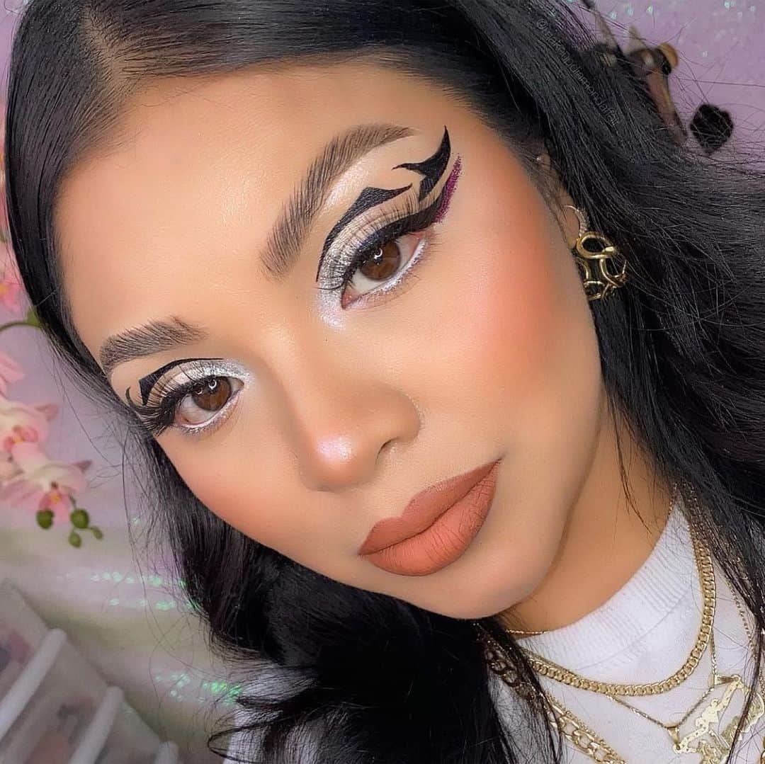 LiveGlamのインスタグラム：「@makeupdiamondaffair looking gorgeous in our “Ambitious” lippie 👄😍 Who else wants to recreate this look?! #LiveGlamFam ✨」