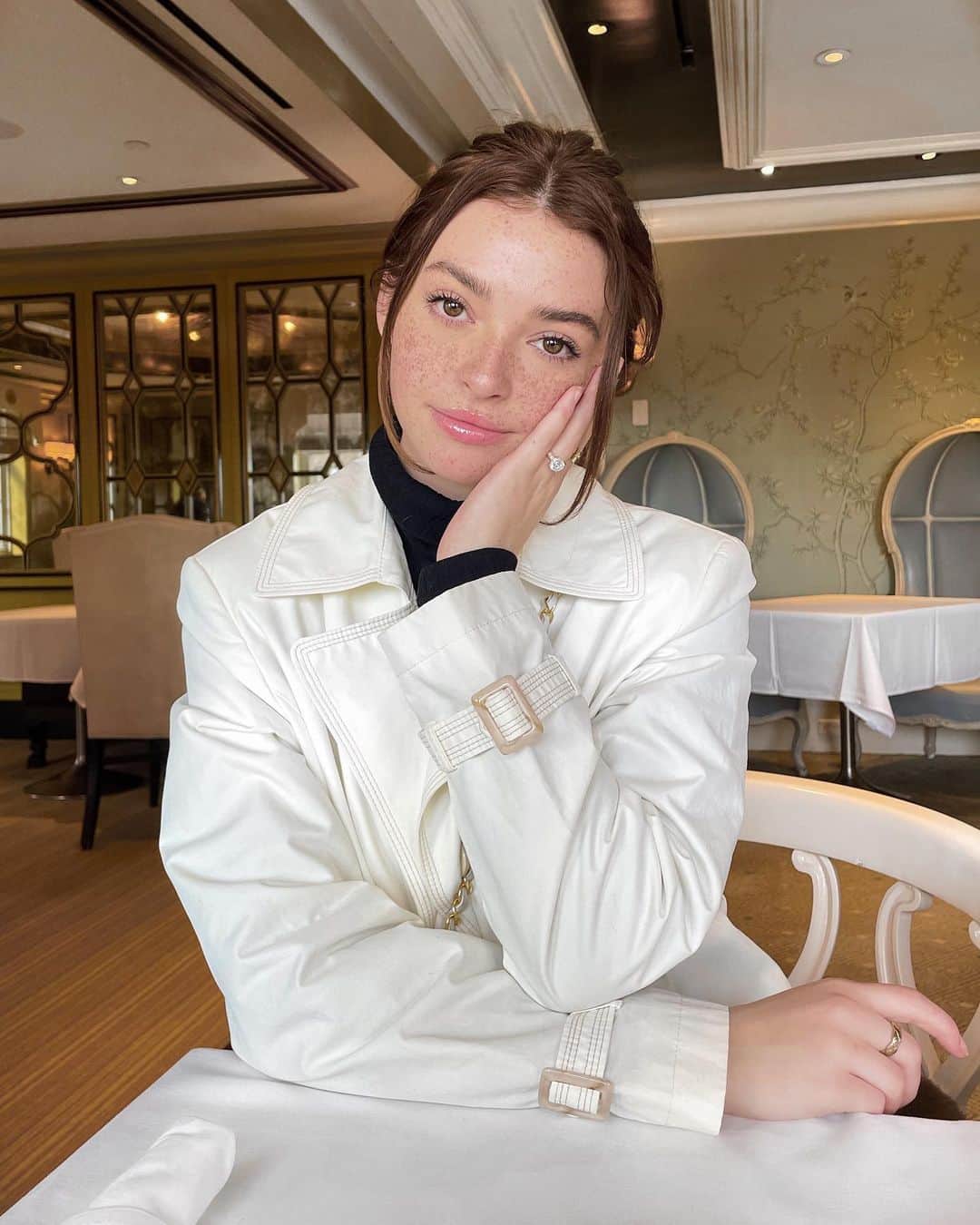 Kelsey Simoneのインスタグラム：「Meet me at Bergdorf’s ☕️」