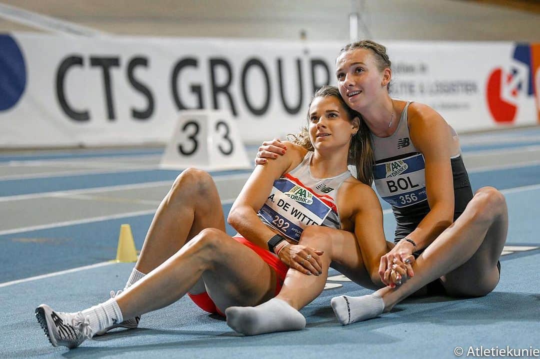ラウラ・デ・ウィットのインスタグラム：「Couple goals with @femke_bol 😂  Tough but an educative day at Nationals today. I’m leaving with a SB (54,26) and a 7th place (0.1 short for 6th). Sad to miss out on the final, but it’s all part of the process I guess. Luckily my teammate was there for a big hug 🤗 #TeamNB」
