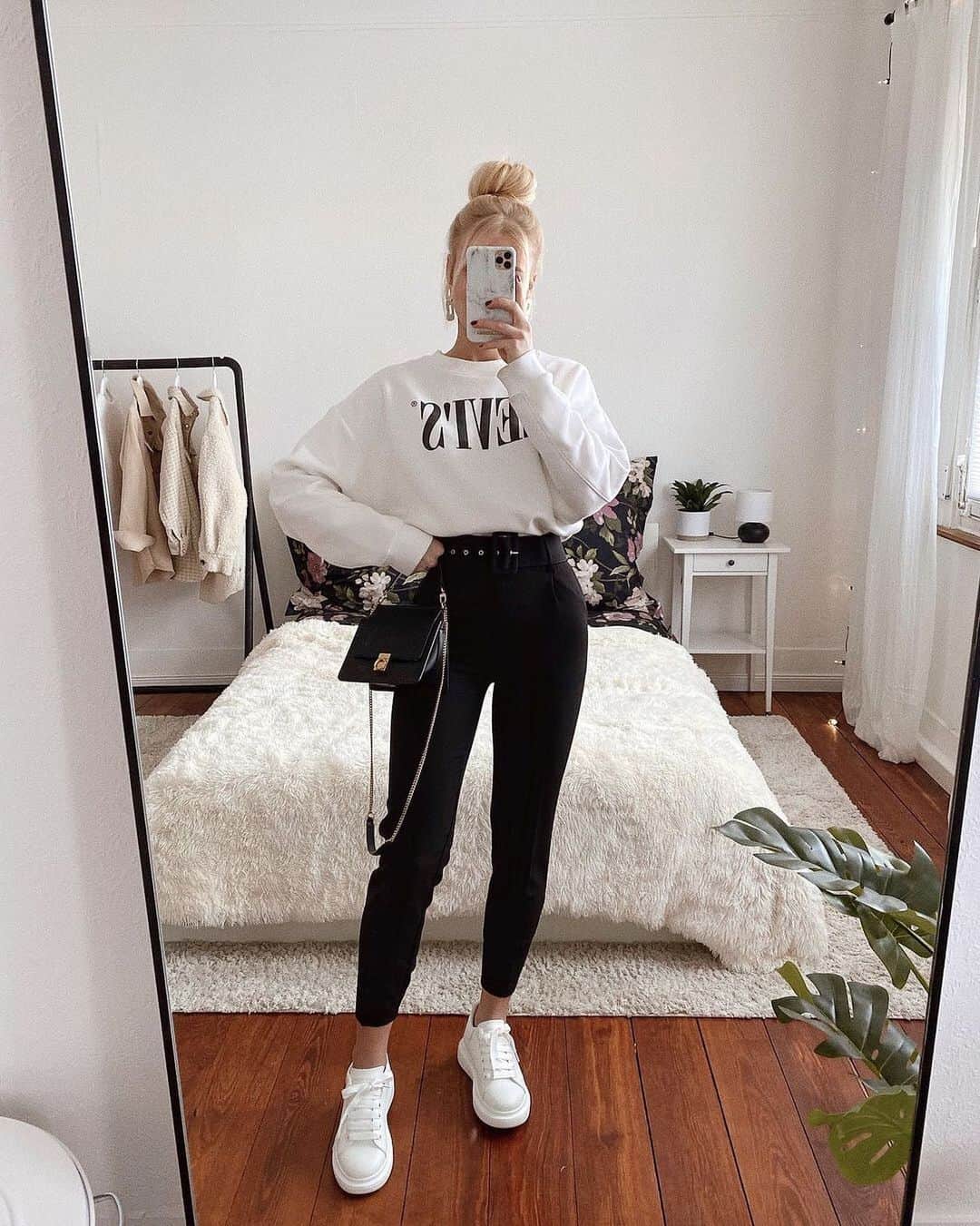 SHEINのインスタグラム：「Picture perfect! 📸🤍 @lisarosii  Shop Item #: 1361777, 1649387  #SHEINgals #SHEINstyle #SHEINSS21 #casualstyle」