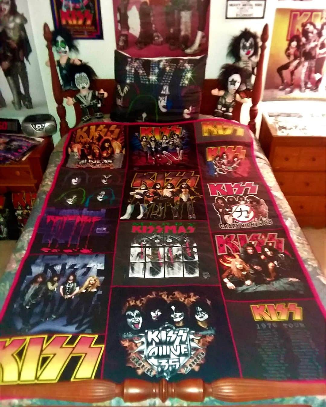 KISSさんのインスタグラム写真 - (KISSInstagram)「#KISSFriends Rock! Check out this cool #KISS tshirt quilt that John H. Griffin was gifted from a great friend. #KISSARMY」2月21日 4時25分 - kissonline