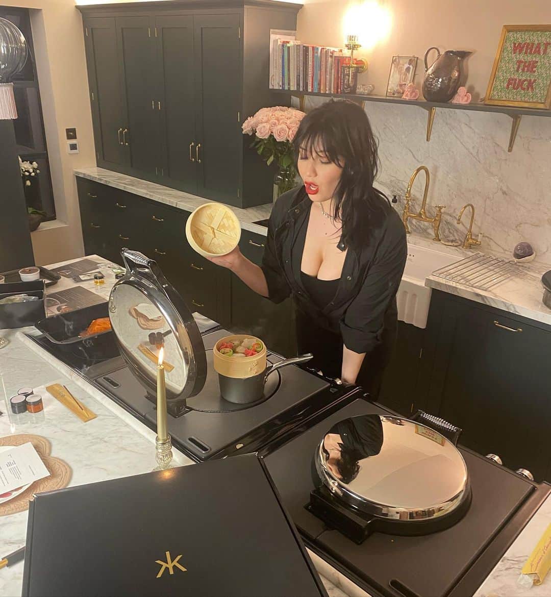 デイジー・ロウのインスタグラム：「I don’t know about you but by the time it gets to the weekend, I feel like I miss old life more than ever... I am longing for the simple act of getting dressed up and going for a lovely meal. @hakkasanMayfair have just launched #occasionsbyhakkasan which allows you to recreate their signature Michelin starred recipes as a cook-at-home feast! It was SO delcious & made us feel like we had gone out on a proper date night. Restaurant quality & easy to prepare... ♥️ ps my gorgeous jumpsuit is by @houseofminimus x @mywardrobe_hq ♥️」