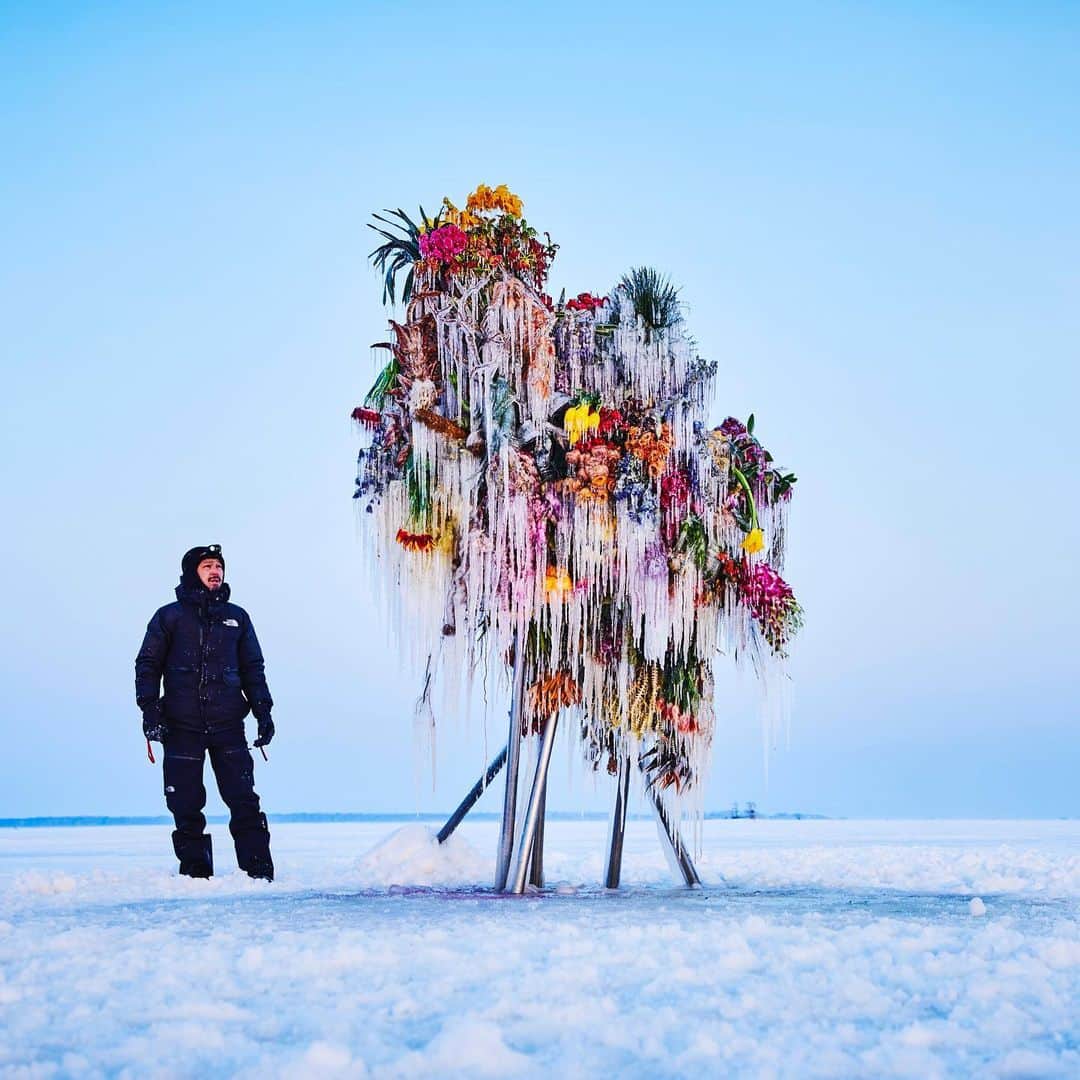 東信のインスタグラム：「Frozen Flowers (2021)  #azumamakoto #makotoazuma #shiinokishunsuke #amkk #amkkproject #botanicalsculpture #todowara #hokkaido #theendoftheworld #東信 #東信花樹研究所 #トドワラ #野付半島」