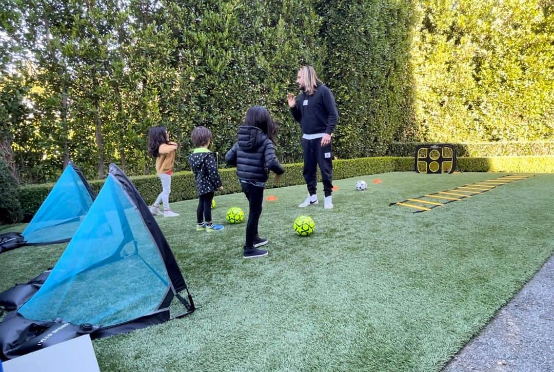 ゾーイ・サルダナさんのインスタグラム写真 - (ゾーイ・サルダナInstagram)「It’s Soccer Saturday!! Always remember to go after your goals!! #soccertraining #myboys #mommyofboys #backatitagain  PC 🎥: @maria_meetsworld」2月21日 4時35分 - zoesaldana