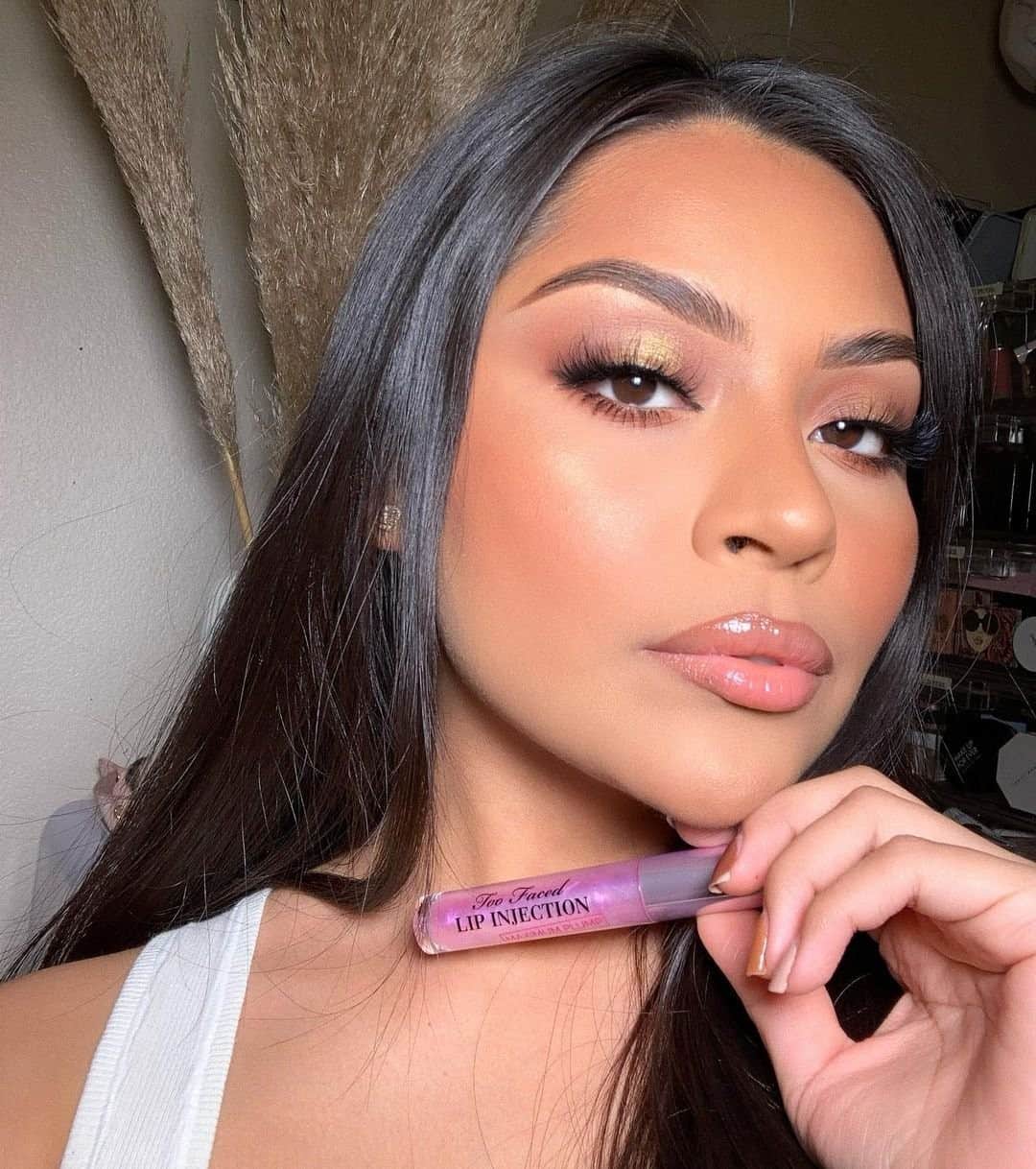 Too Facedのインスタグラム：「Plump & glossy lips are IN! 💖 @iheartsarahy plumps her pout with our Lip Injection Maximum Plump! #regram #toofacedambassador #toofaced」