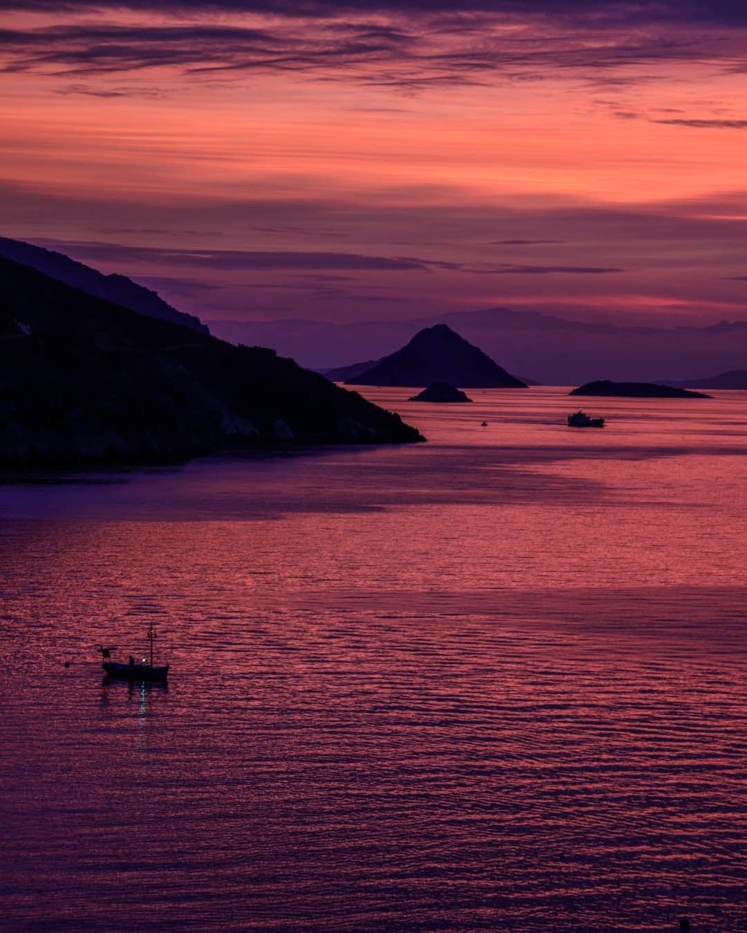 National Geographic Travelさんのインスタグラム写真 - (National Geographic TravelInstagram)「Photo by Muhammed Muheisen @mmuheisen / The sun sets over the Argolic Gulf in the Greek island of Hydra. I enjoyed watching this breathtaking scene in November while visiting the island. For more photos and videos from different parts of the world, follow me @mmuheisen and @mmuheisenpublic. #muhammedmuheisen. #Hydra #Greece #Sunset」2月21日 4時36分 - natgeotravel