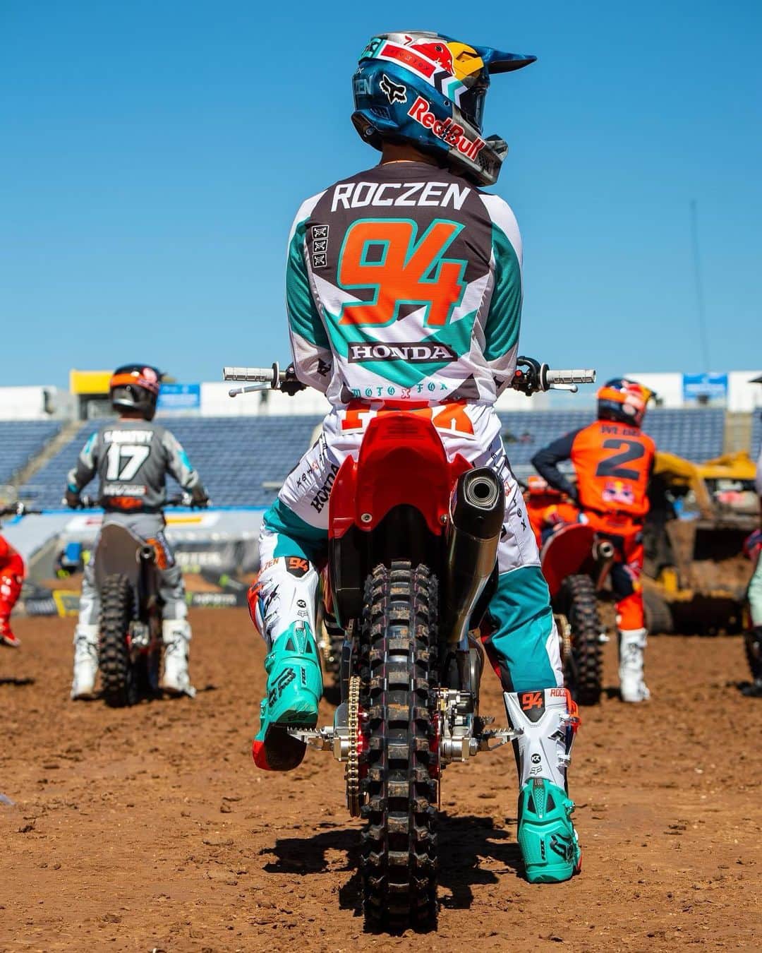 ケン・ロックゼンのインスタグラム：「💥 @foxmoto  📸 @align.with.us」
