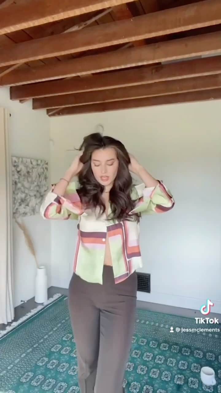 ジェシカ・ジェーン・クレメントのインスタグラム：「Documentary on how I get ready every morning 🤡」