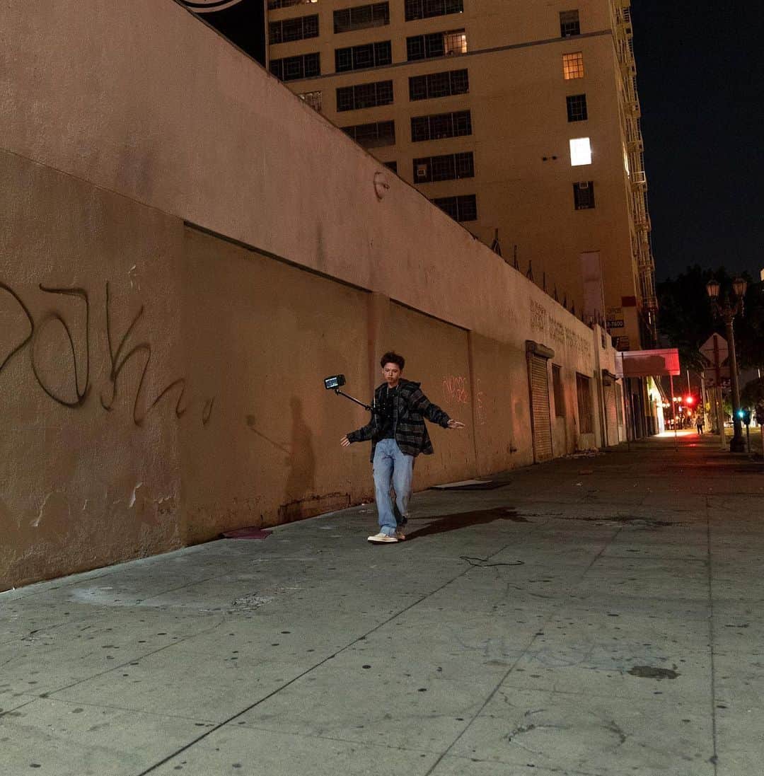 ジェイコブ・ザルトリウスさんのインスタグラム写真 - (ジェイコブ・ザルトリウスInstagram)「i can check sneaking out, eating edibles, flying around LA, & getting chased by demons off my bucket list.. link in bio 👹」2月21日 4時44分 - jacobsartorius