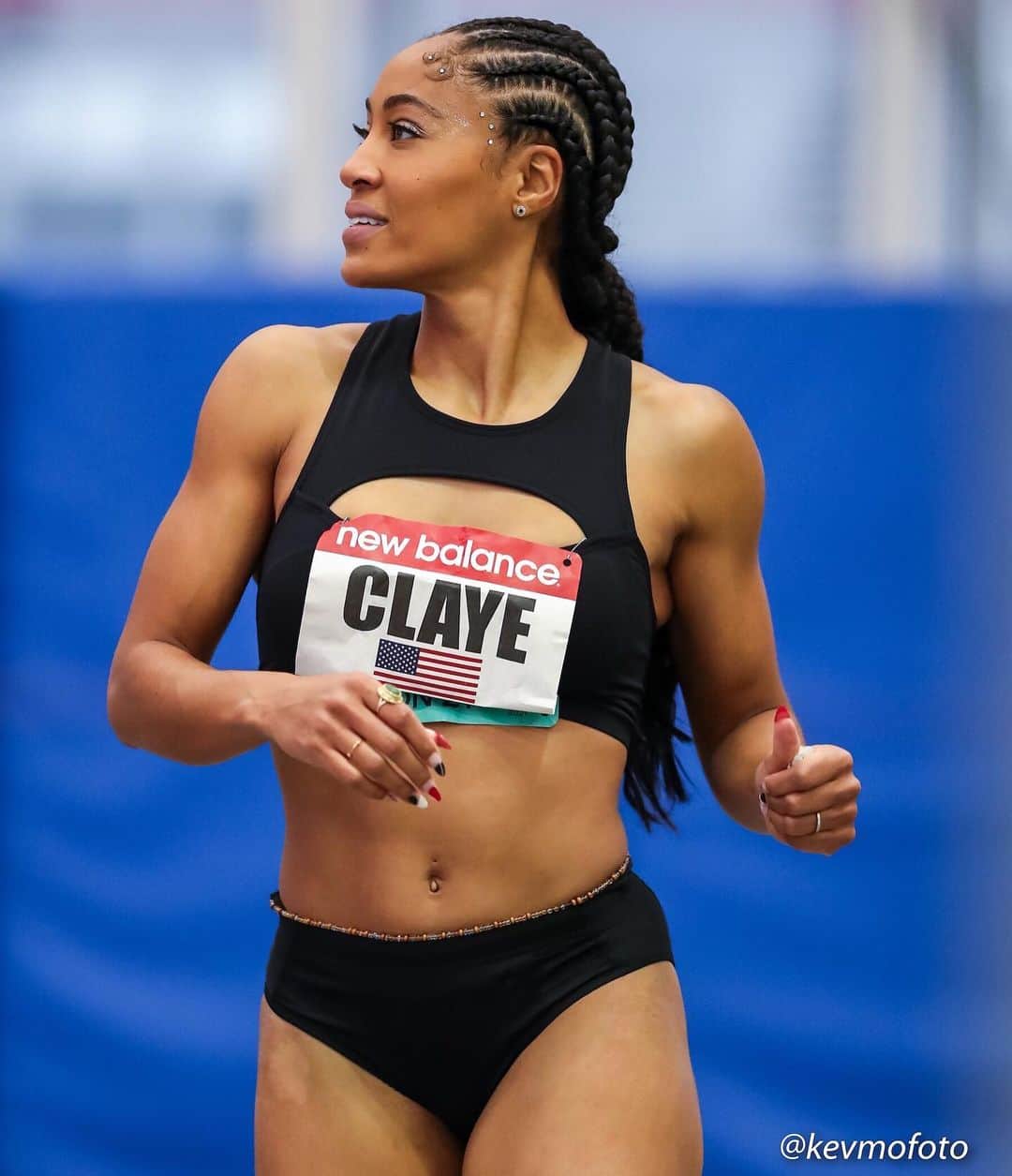 のインスタグラム：「“Have FUN, run FAST, look FABULOUS.”  After 519 DAYS of not competing (my agent did the math 🤯) I finally had my first hurdle race back on the track, y’all! Thank you @kevmofoto for capturing the moments and thank you @nbindoorgp and NYC for hosting us! TRACK IS BACK!  #goqueengo #trackandfield #tracknation #hurdles #queenharrison #queenclaye #nbigp2021 #funfastfab」