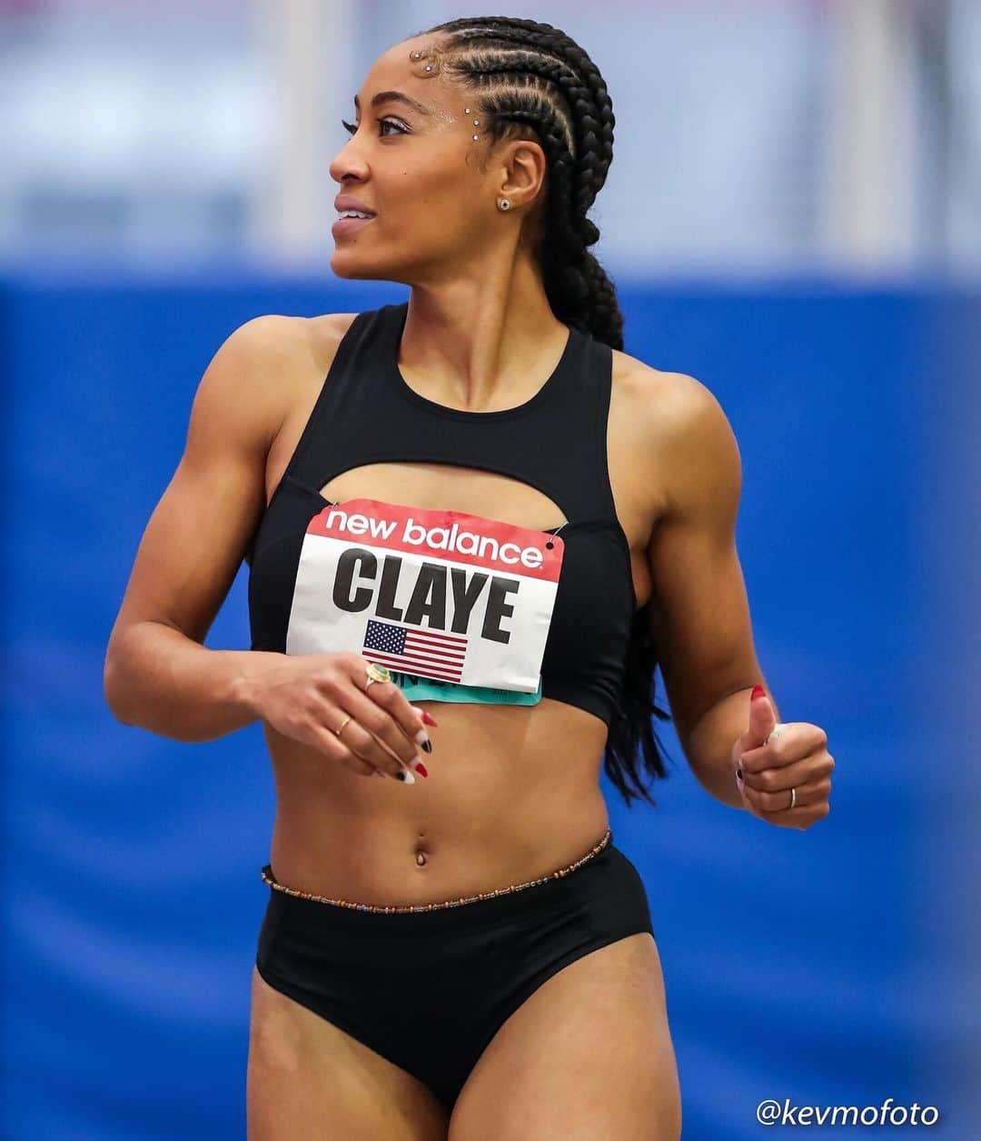 クィーン・ハリソンのインスタグラム：「“Have FUN, run FAST, look FABULOUS.”  After 519 DAYS of not competing (my agent did the math 🤯) I finally had my first hurdle race back on the track, y’all! Thank you @kevmofoto for capturing the moments and thank you @nbindoorgp and NYC for hosting us! TRACK IS BACK!  #goqueengo #trackandfield #tracknation #hurdles #queenharrison #queenclaye #nbigp2021 #funfastfab」